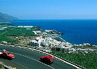 Touristenort und Strand von Puerto Naos : rote Autos, Straße, Bananenanbau